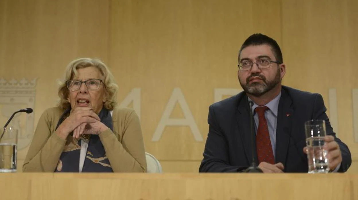 La alcaldesa de Madrid, Manuela Carmena, junto al ex delegado de Economía, Carlos Sánchez Mato, en una rueda de prensa conjunta