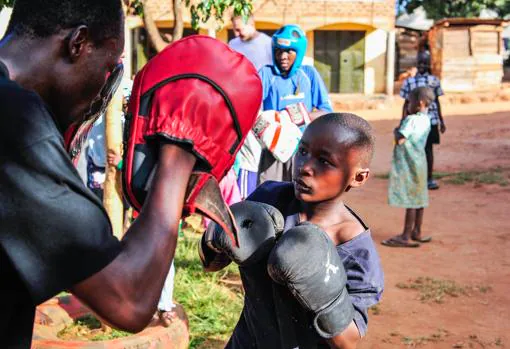 Un niño ugandés practica boxeo en una de las escuelas de Round 13