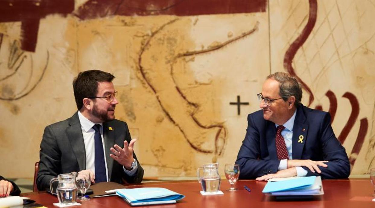 Aragonès (d.) y Torra, durante la reunión del gobierno catalán