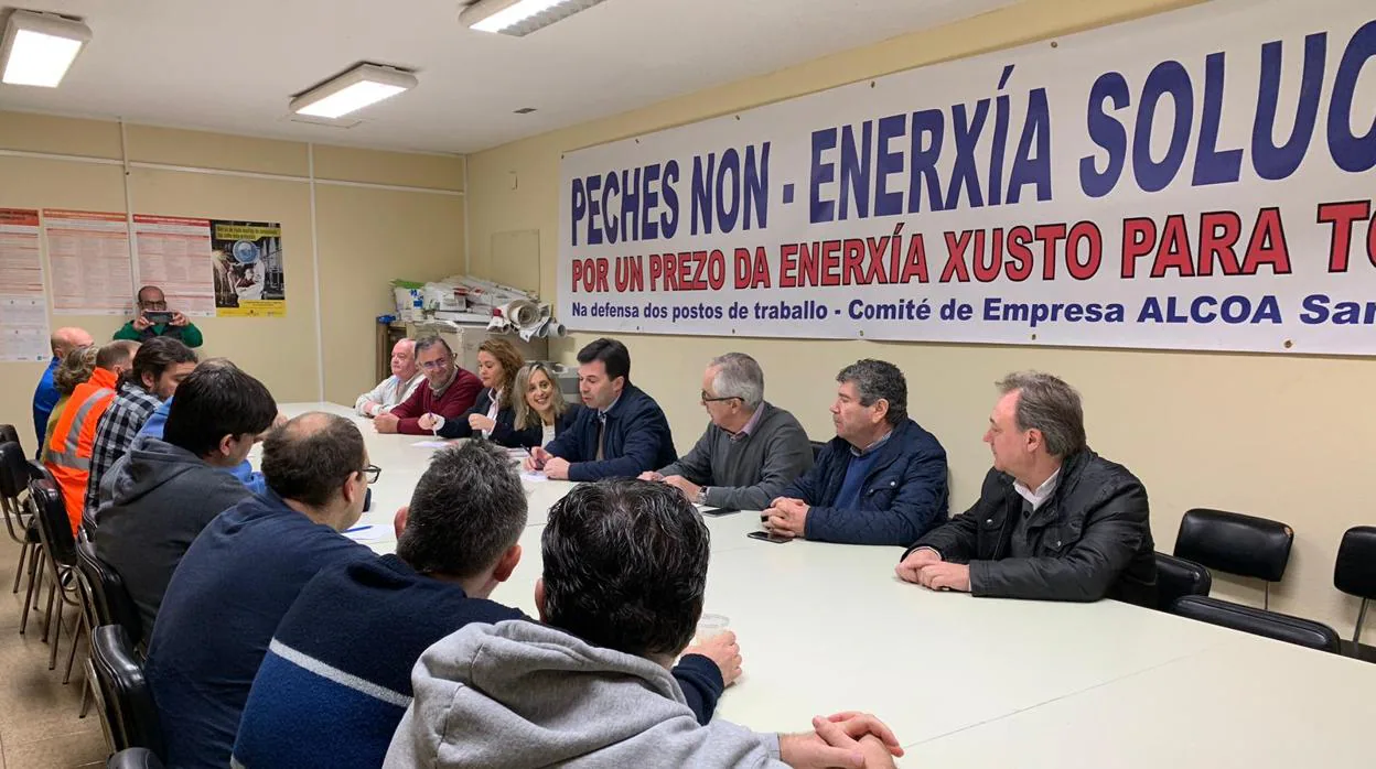 Gonzalo Caballero, ayer durante su reunión con el comité de Alcoa en San Cibrao (Cervo) 