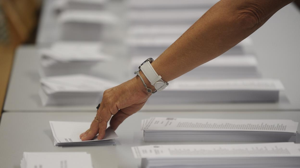 Papeletas y sobres en un colegio electoral. Aragón imprimirá 19 millones de papeletas para los comicios autonómicos del próximio 26 de mayo