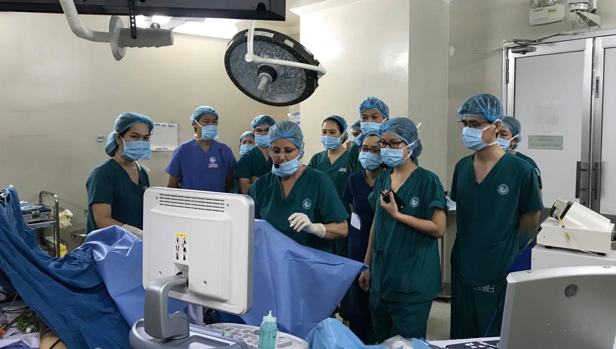 La doctora Cañete, en el centro, ofrece explicaciones a sus colegas vietnamitas en el quirófano