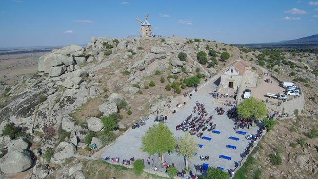 Restaurado «Lirio», un molino de viento único en Los Montes de Toledo