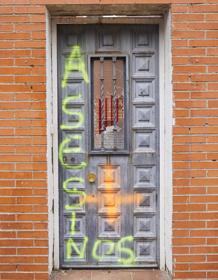 Pintada en la puerta trasera