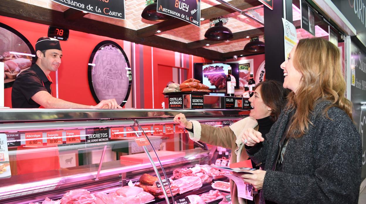 Marta González junto a la candidata al Congreso, Beatriz Escudero, en un mercado de Segovia