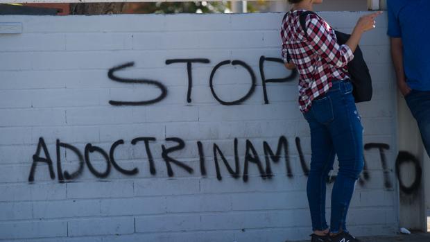 Intelectuales piden en un manifiesto neutralidad política y protección al castellano en las escuelas