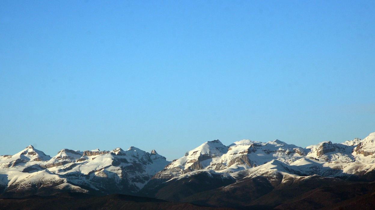 Cumbres nevadas en el Pirineo aragonés