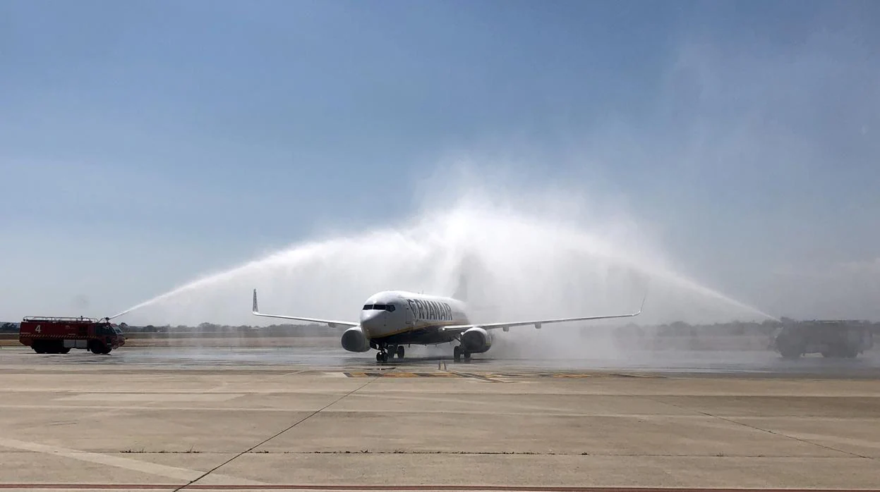 Inauguración en el aeropuerto de Alicante-Elche de la nueva ruta a Oporto operada por Ryanair