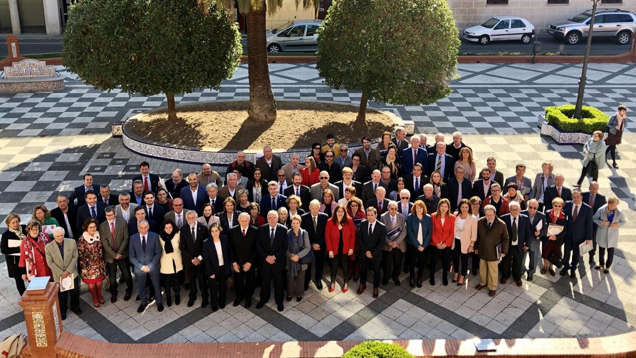 Foto de familia con los alcaldes y concejales distinguidos por los 40 años