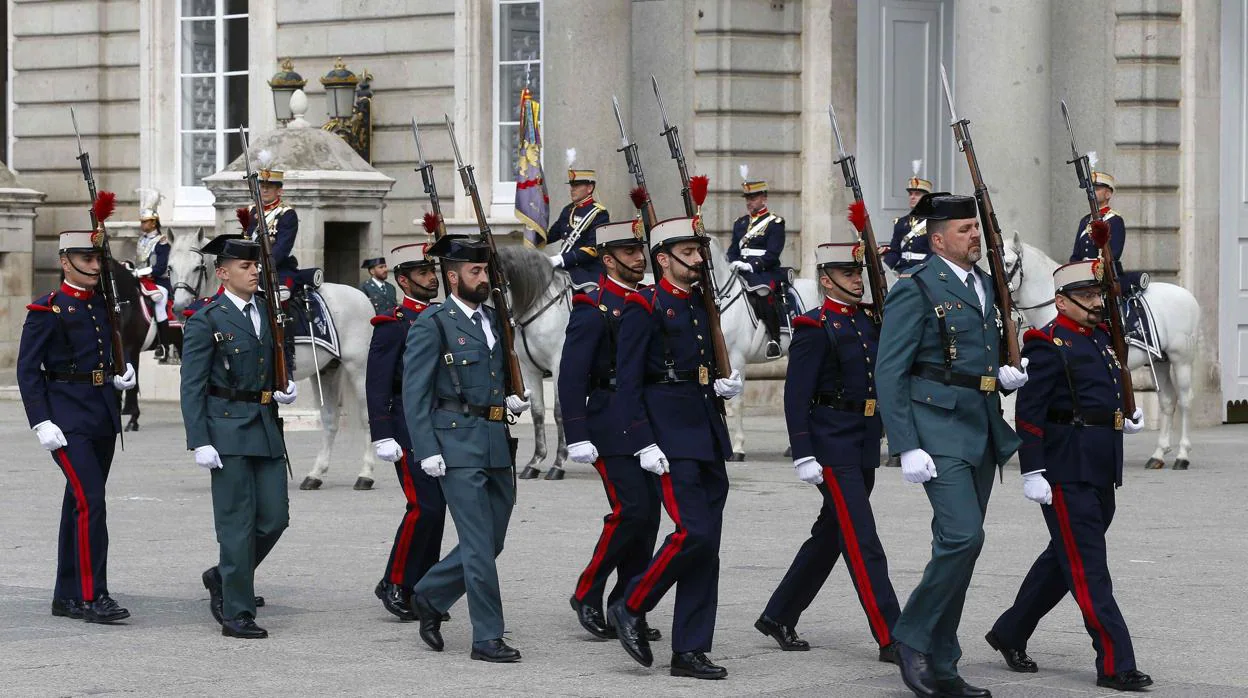 La Guardia Civil participa en el relevo solemne de la Guardia Real