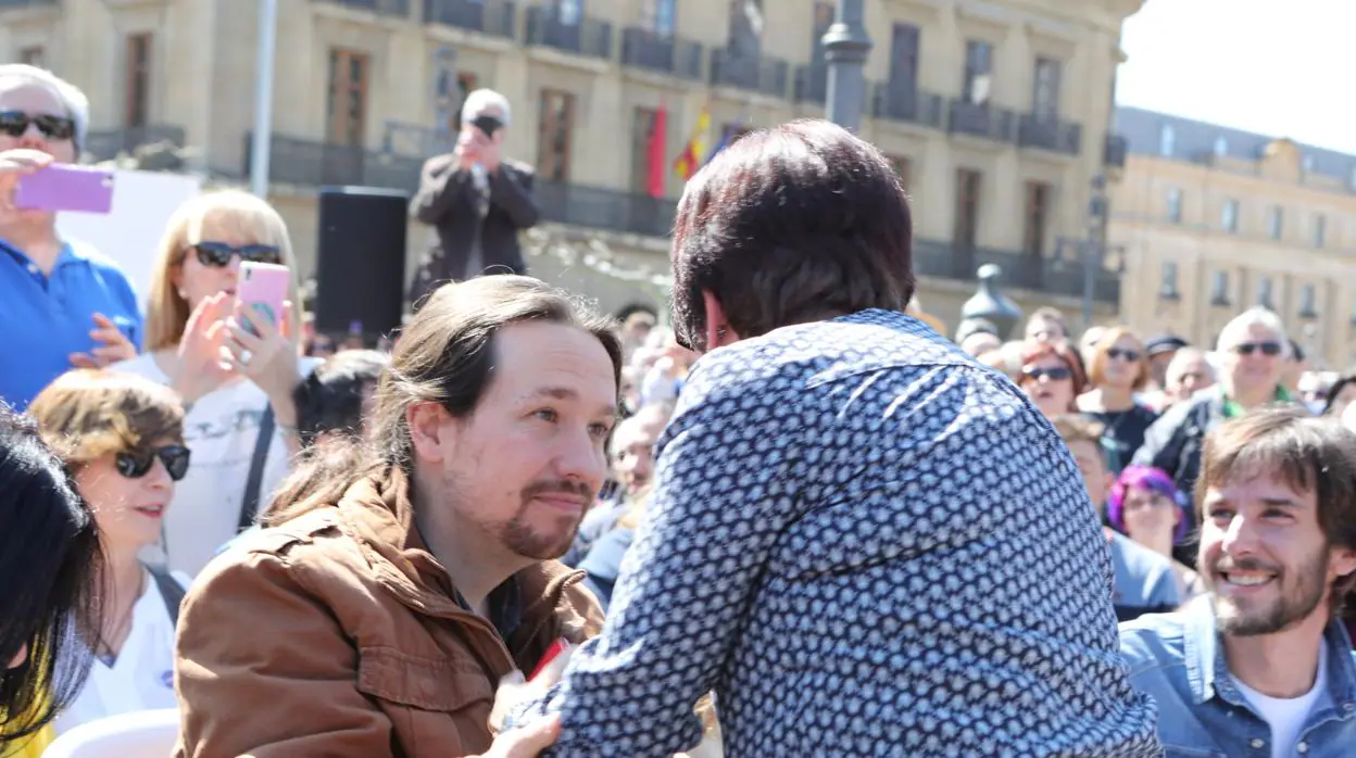 El secretario general, Pablo Iglesias, saluda a una simpatizante de la formación durante un mitin en Pamplona, hace una semana