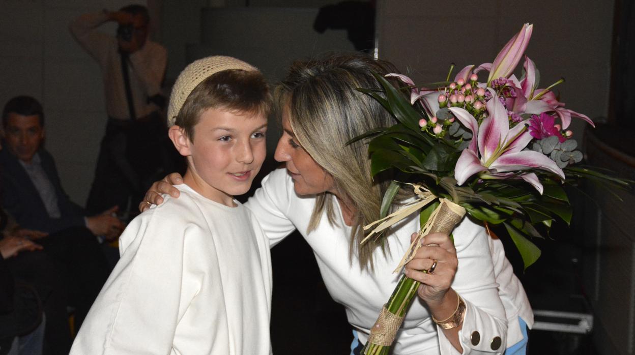 Milagros Tolón saluda a un niño participante en la obra