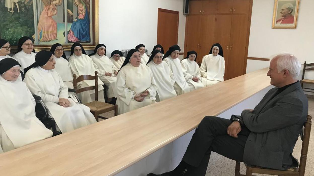 El diputado nacional y candidato a la reelección, Eloy Suárez, durante su encuentro preelectoral con las monjas dominicas de Zaragoza, en su convento de clausura