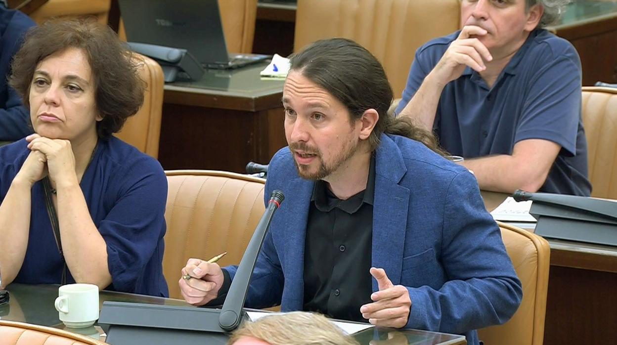 Captura de la señal institucional del Congreso, del líder de Podemos Pablo Iglesias (d), durante su turno de preguntas al expresidente del Gobierno José María Aznar, en septiembre