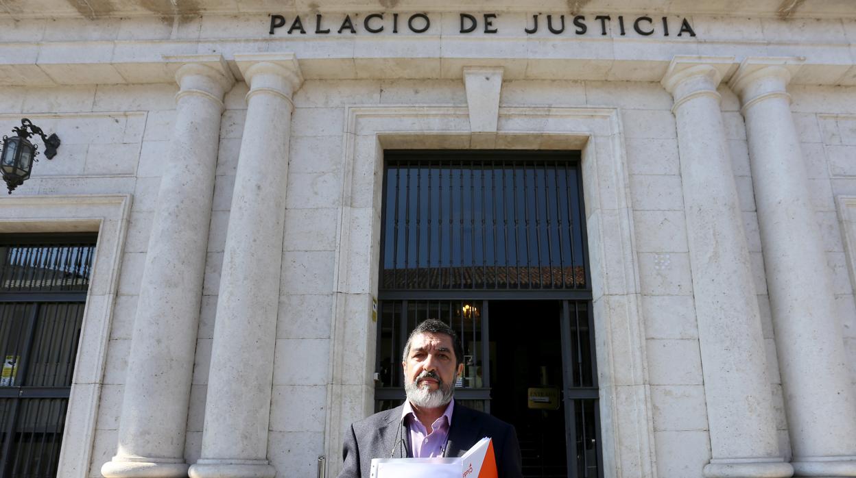 El procurador de Ciudadanos Manuel Mitadiel, el día que presentó la denuncia ante la Fiscalía por los sobrecostes del Hospital Universitario de Burgos