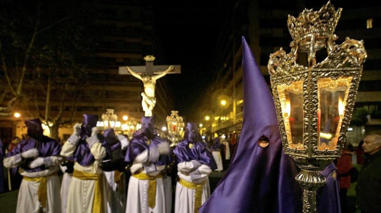 Cofrades durante una procesión en Valladolid