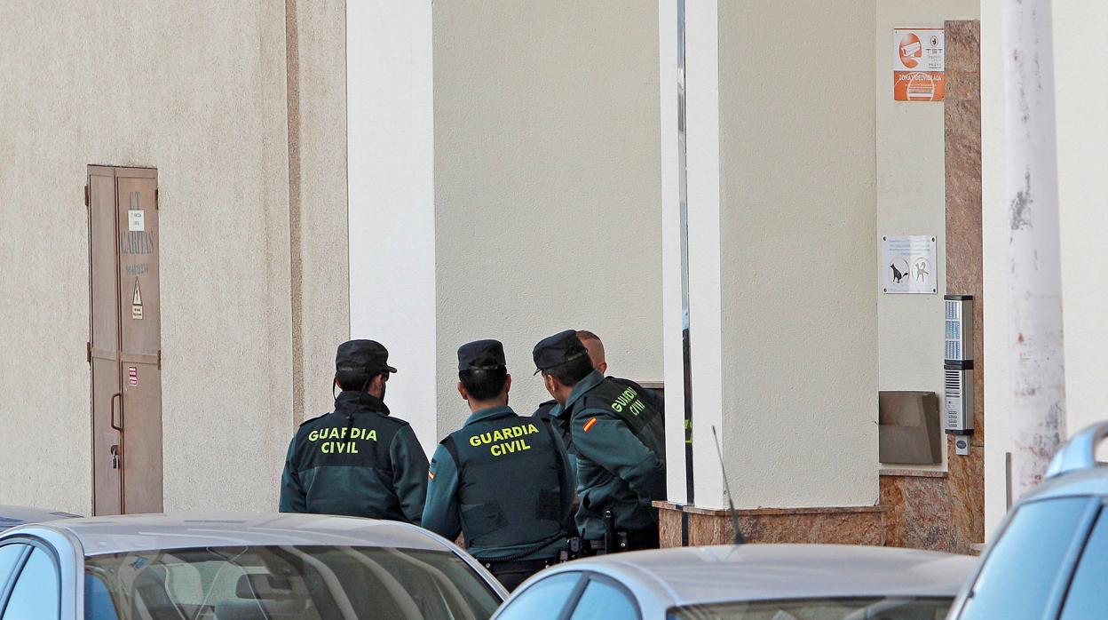 Imagen de los agentes de la Guardia Civil en el edificio donde se ha hallado el cadáver