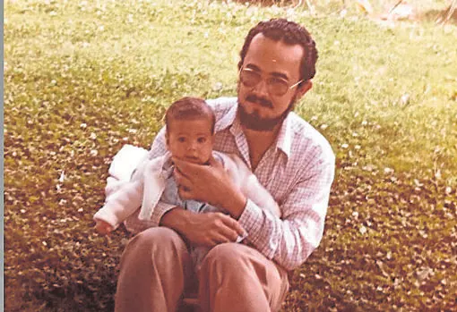 Begoña Villacís en 1978, en brazos de su padre