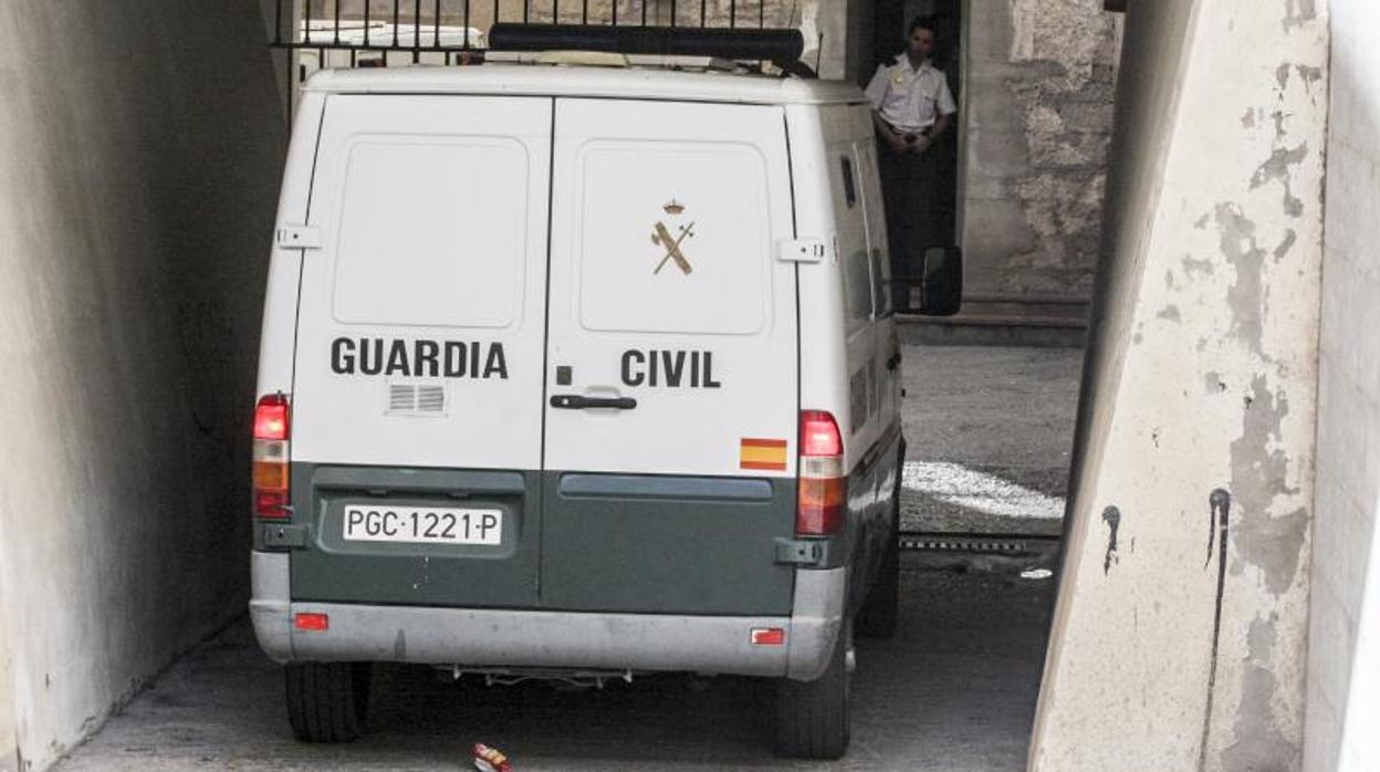 Un furgón de la Guardia Civil