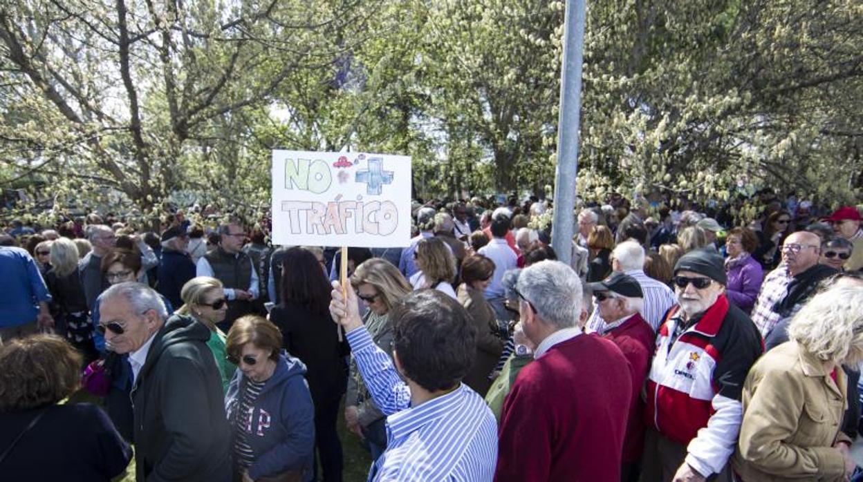 Una rebelión vecinal en Alameda de Osuna para salvar 850 árboles cambia los planes de Fomento para la A-2