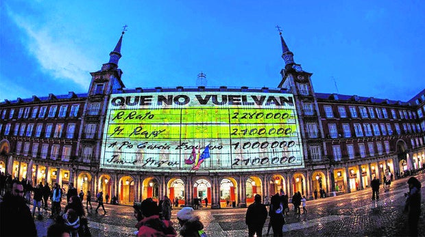 Carmena deniega al PP el expediente por el que  autorizó a Podemos la acción en la Plaza Mayor