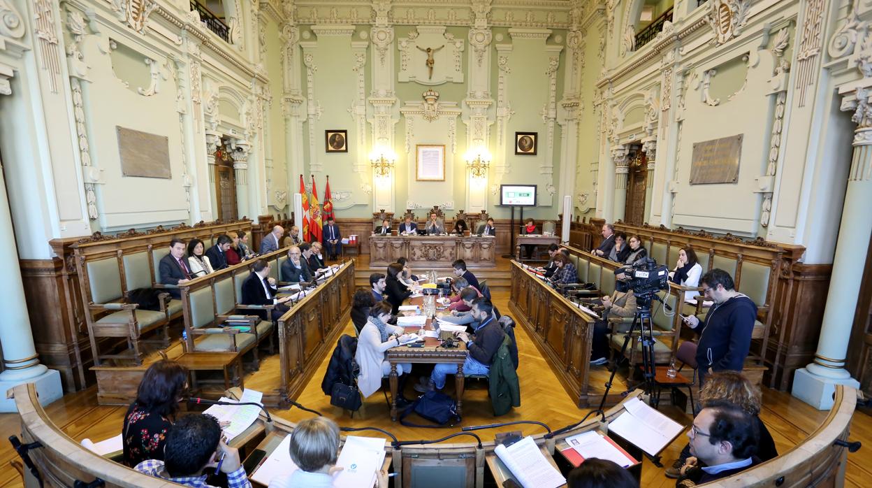 Un Cristo crucificado preside el salón de plenos del Ayuntamiento de Valladolid