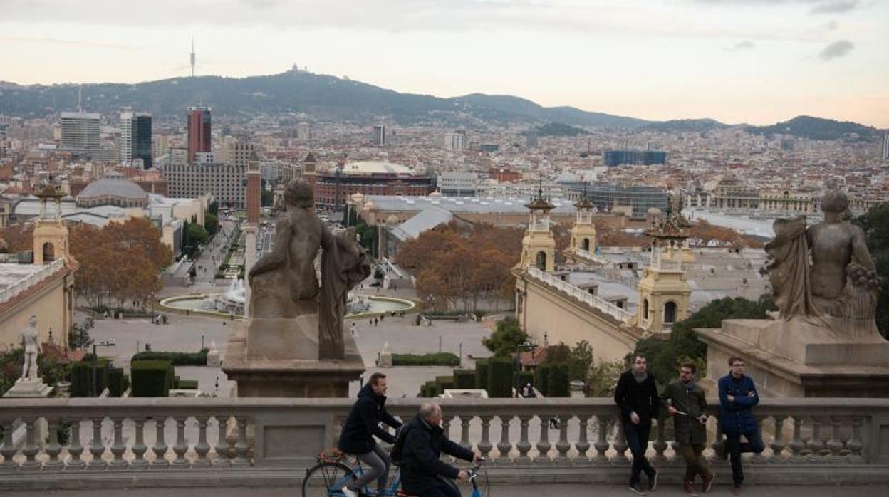 Vista de los pabellos de Fira de Barcelona desde la terraza del Mnac