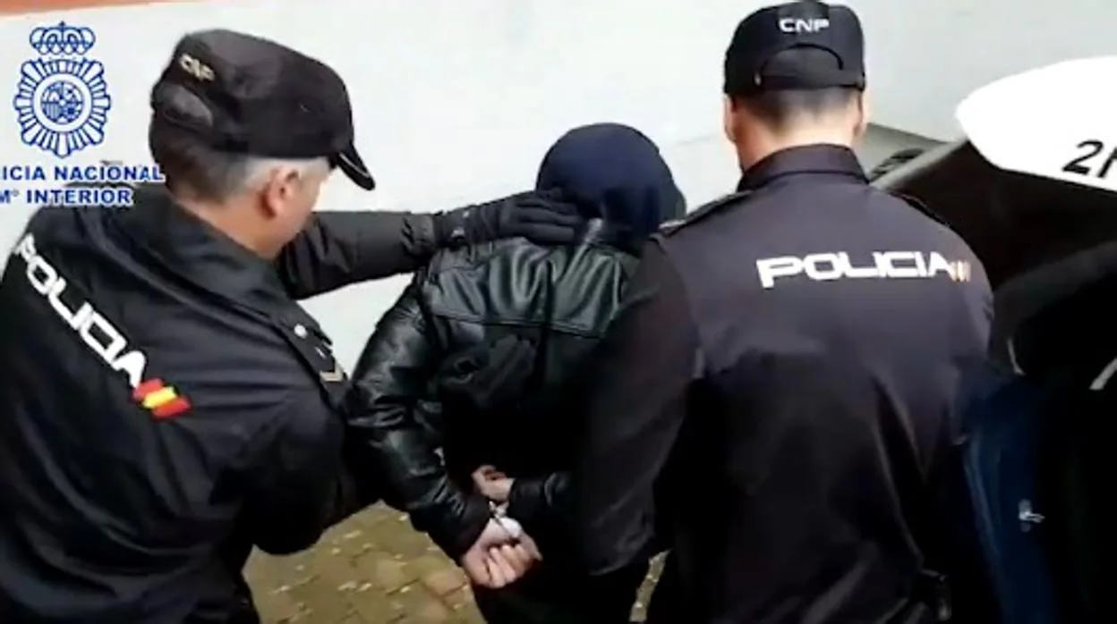 En la imagen, el detenido por la Policía Nacional, que se sumó a la persecución de la Guardia Civil