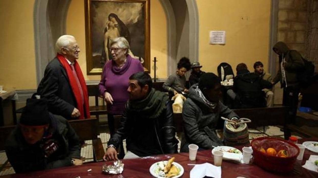 El padre Ángel y la religiosa teresiana catalana Viqui Molins en la parroquia de Santa Anna