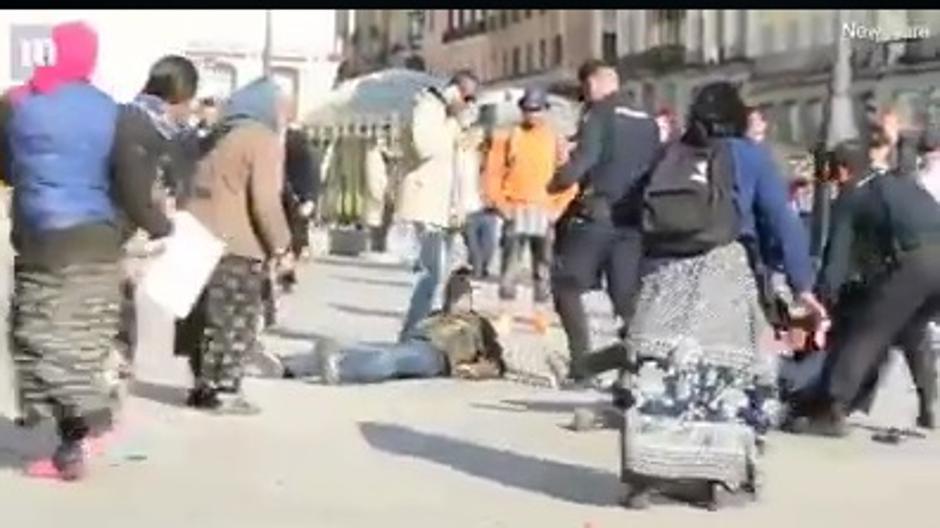 Un policía la emprende a patadas con un grupo de rumanos que se peleaba en Sol