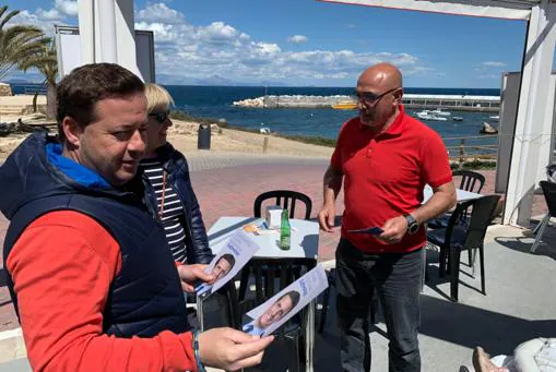 Imagen de la visita del candidato del PP por Alicante Agustín Almodóbar a la isla de Tabarca