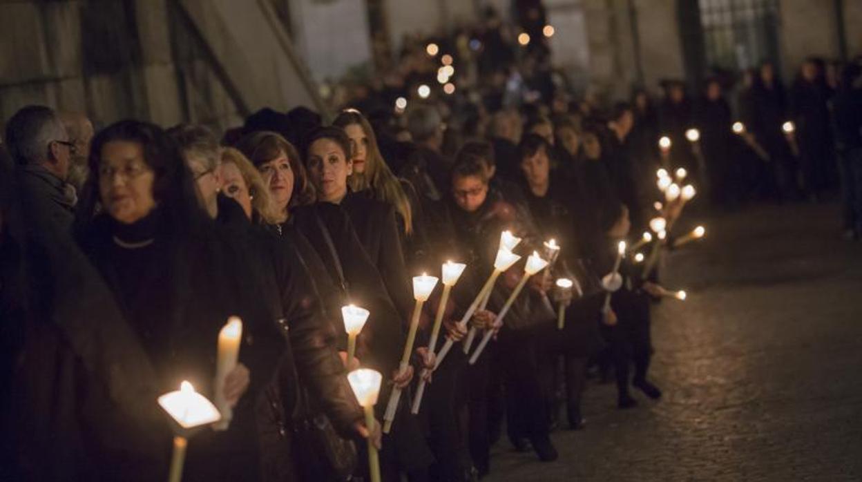 En esta procesión participan todos los años centenares de mujeres de todas las edades