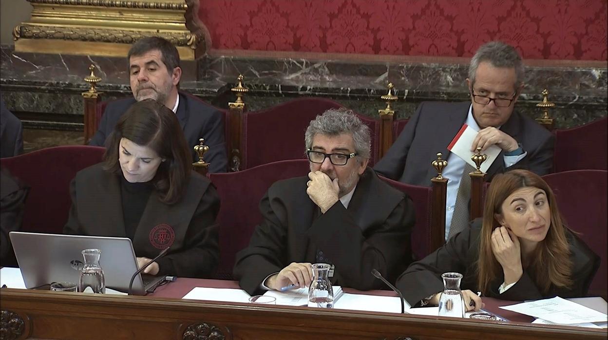 Jordi Sànchez, Joaquim Forn (arriba) y los abogados defensores en un momento del juicio en el Tribunal Supremo