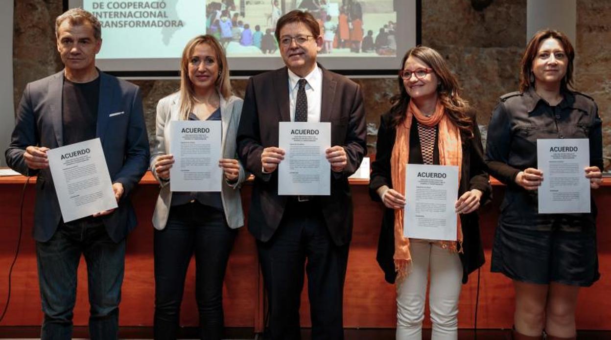 Rosa Pérez Garijo y Mónica Oltra (derecha), durante un acto con representantes de otros partidos