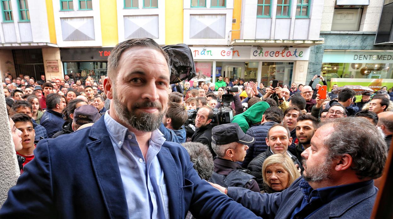 El presidente nacional de Vox, Santiago Abascal, a su entrada en el teatro donde se celebra el mitin en Palencia