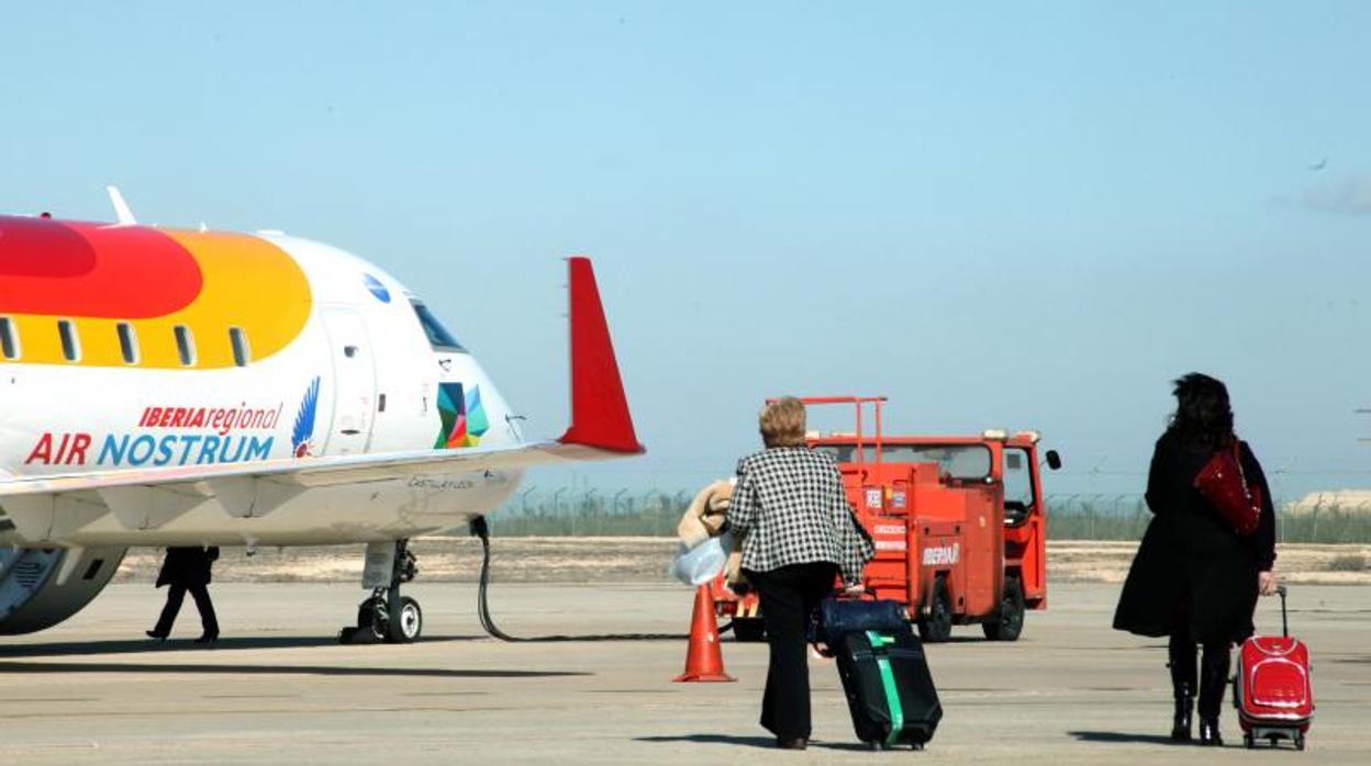 Dos pasajeras accediendo a un avión de Air Nostrum