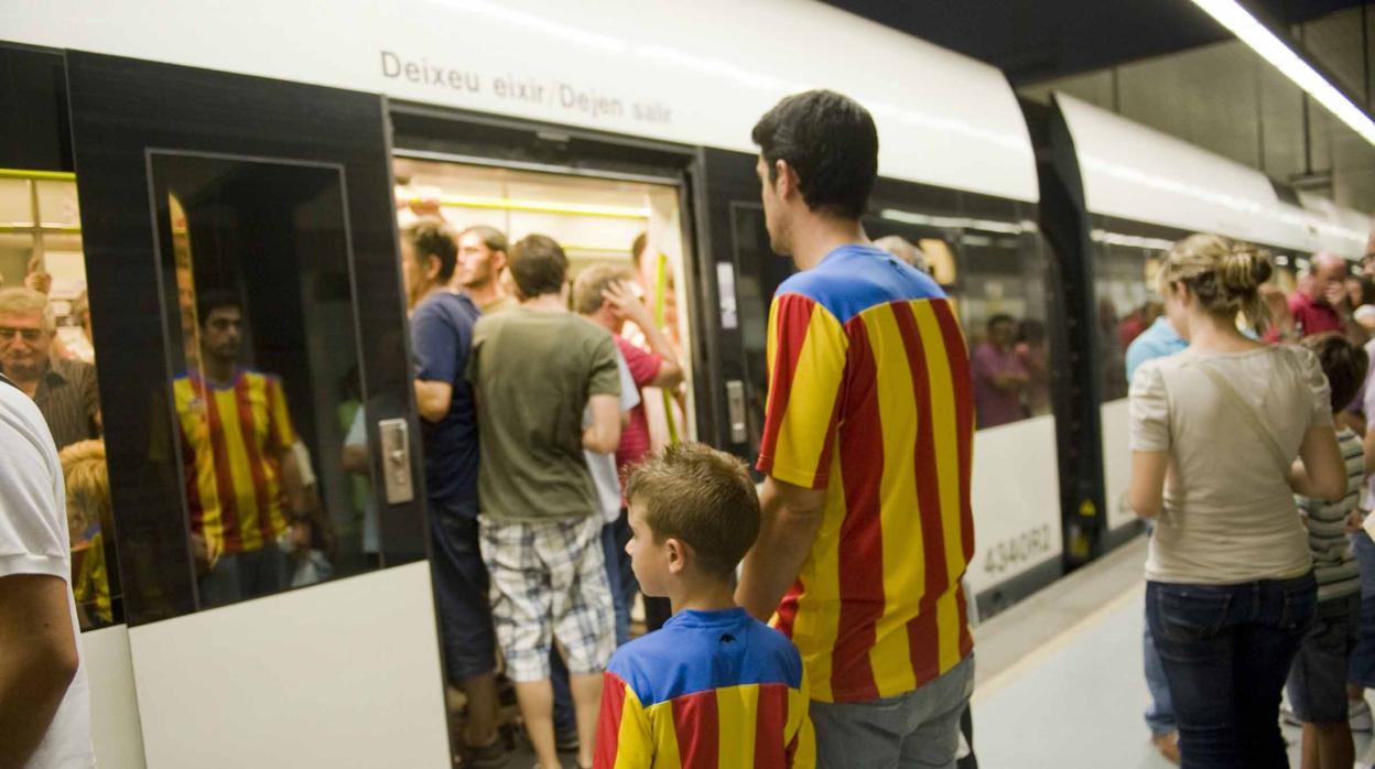 Imagen del metro en Valencia en un día de partido del Valencia CF