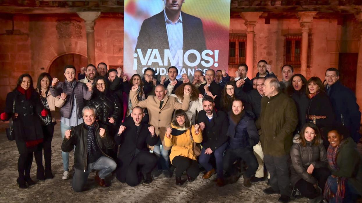 El candidato de Cs a la presidencia del Gobierno inicia campaña en la localidad segoviana de Pedraza, junto al candidato a la presidencia de la Junta Francisco Igea