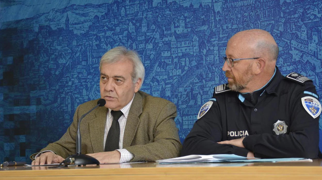 El concejal de Movilidad y Seguridad Ciudadana, Juan José Pérez del Pino, y el Jefe de la Policía Local de Toledo, José Luis Martín Mora, durante la rueda de Prensa