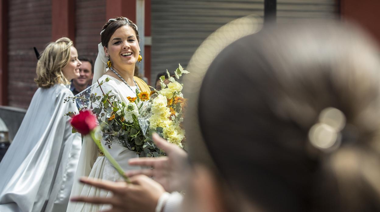 Imagen de Sandra Gómez con su cofradía del Cristo de la Palma