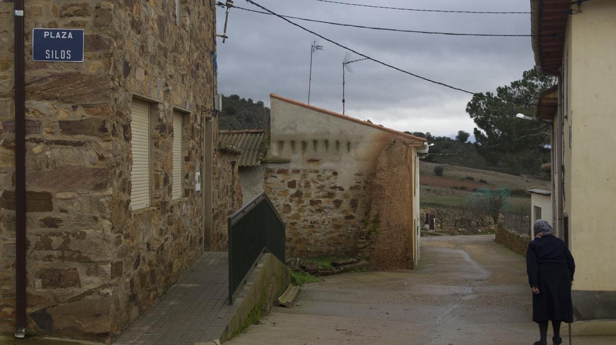 Una vecina pasea por las calles de Villageriz, en Zamora