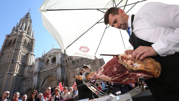 Juan Antonio Pérez Moro gana el V concurso de cortadores de jamón