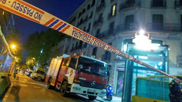 Un hombre se atrinchera amenazando con autolesionarse en un piso de Barcelona