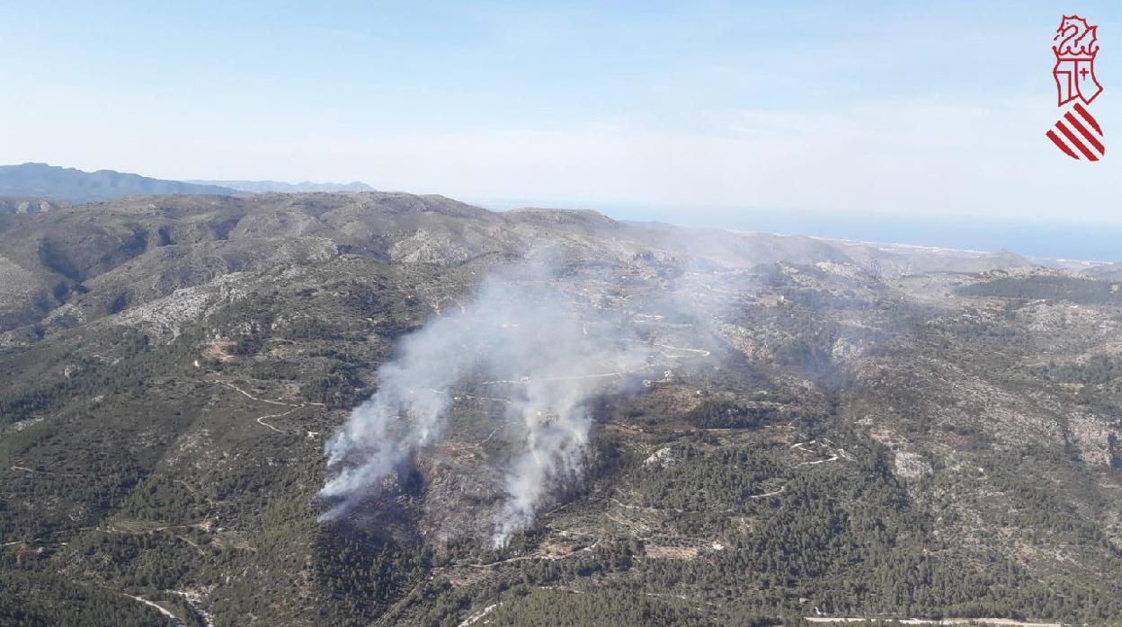 Vista aérea de la zona del incendio en la sierra entre Benichemba y Castell de Castells