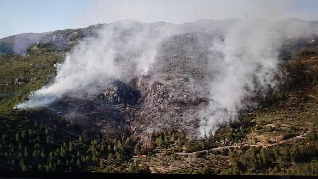 Fuerte despliegue aéreo en un incendio forestal con temperaturas de 30 grados en Alicante