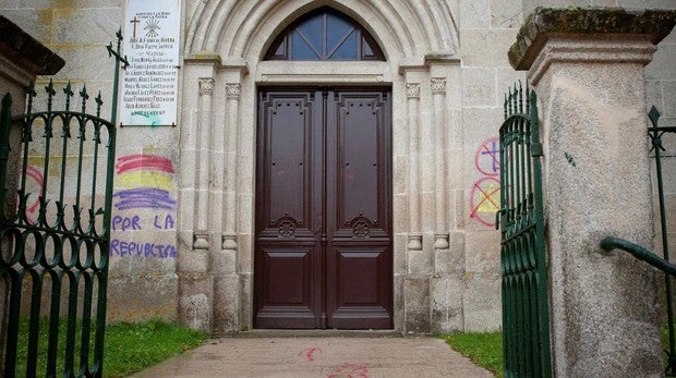 La iglesia de Maside (Orense), atacada con pintadas en contra de los católicos y a favor de la república