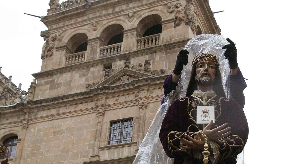 Una talla es protegida durante la Procesión General en Salamanca, en una imagen de archivo
