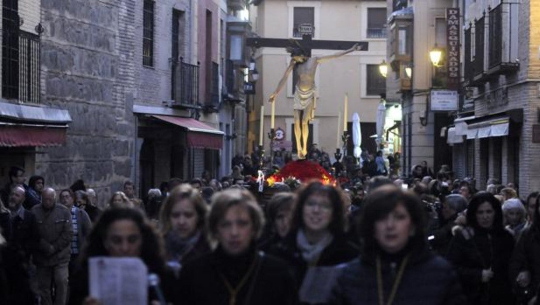 El Cristo de la Vega portado por los cofrades por las calles del Casco