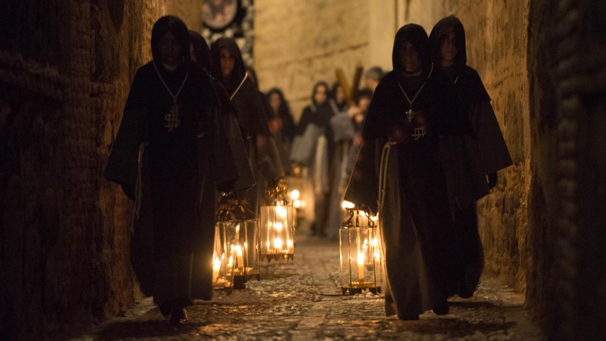 Procesión del Cristo del Amor por las sinuosas calles del Casco