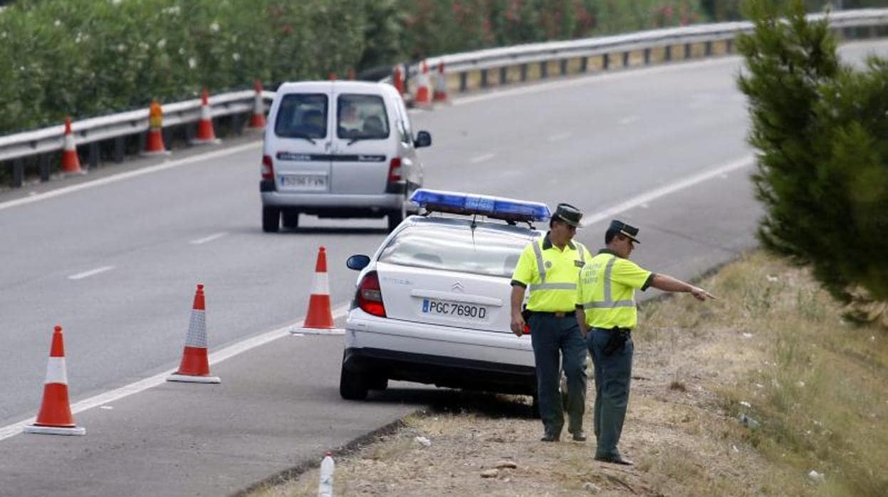 Efectivos de la Guardia Civil en una carretera de Castellón